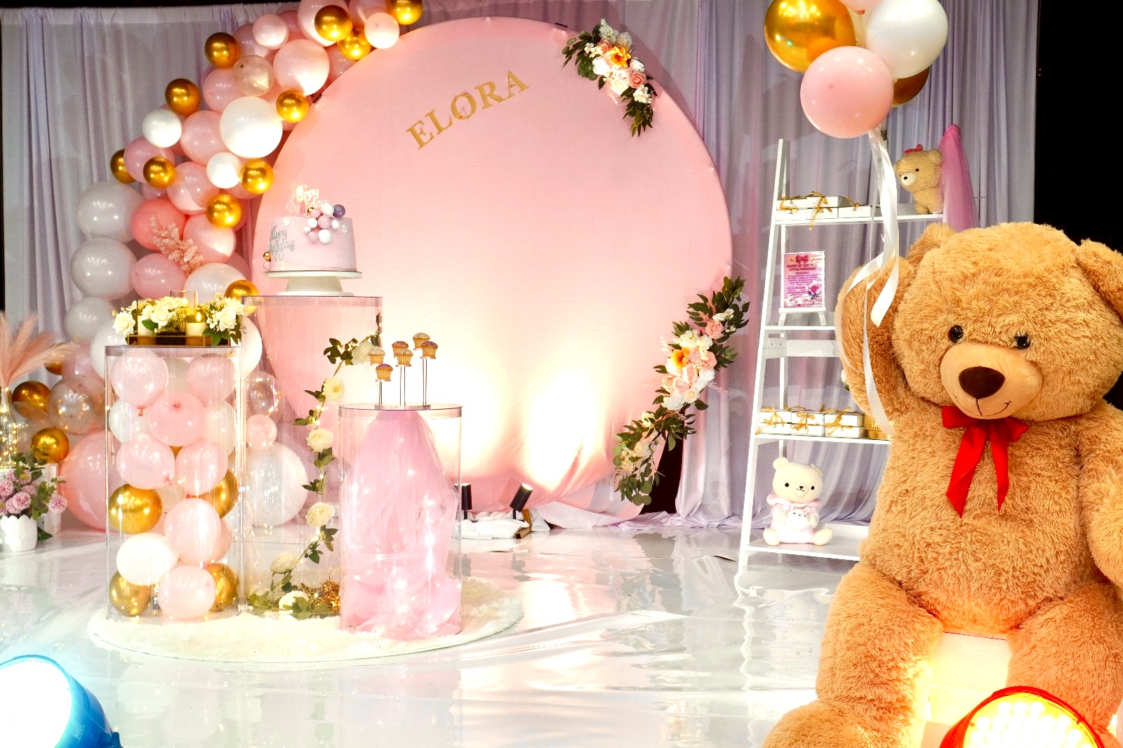 LeeU Bliss stage styling decor
